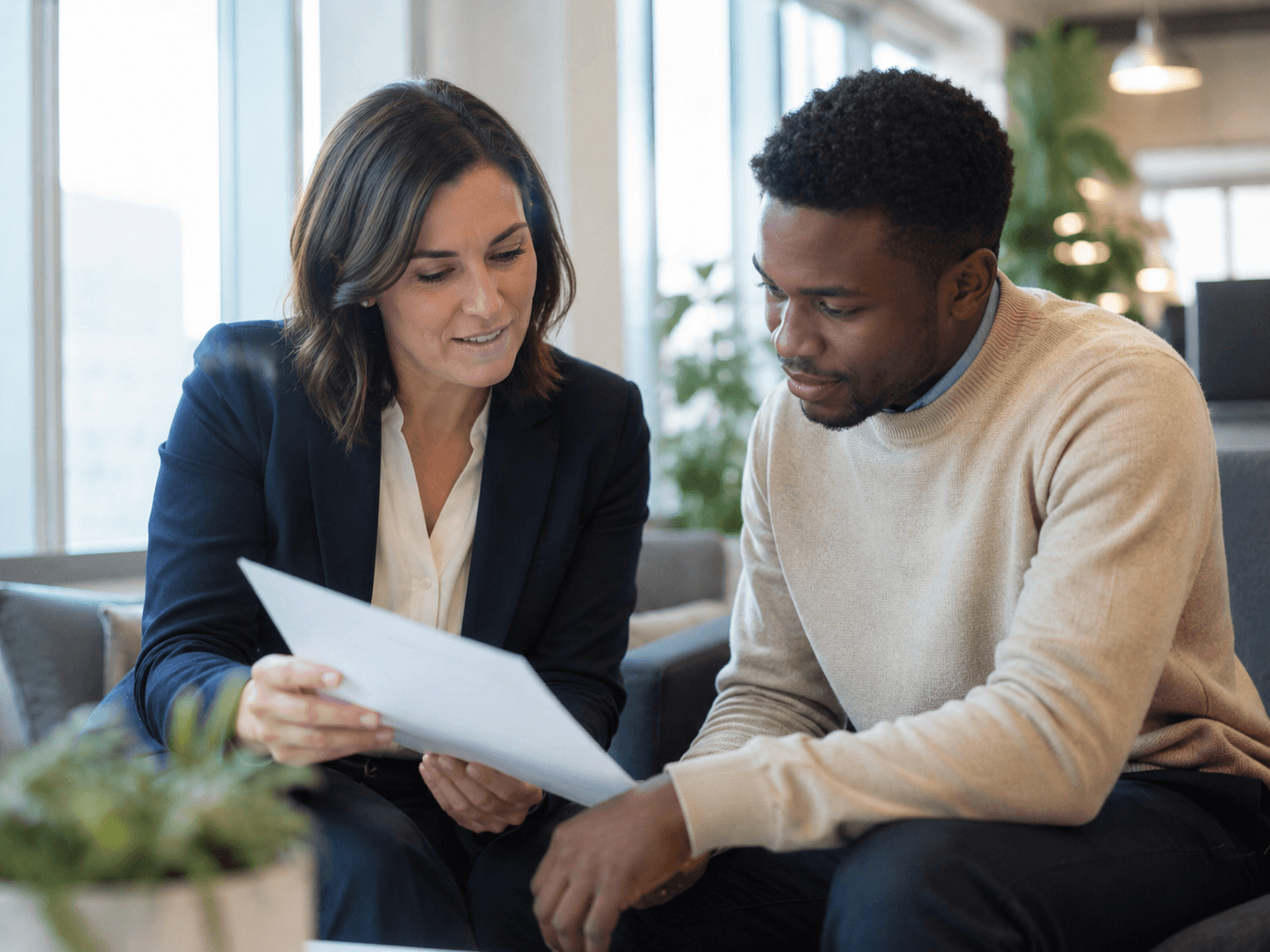 Conseillère expliquant un dossier à un client